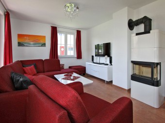 Die TV-Ecke mit Kamin im Wohnzimmer