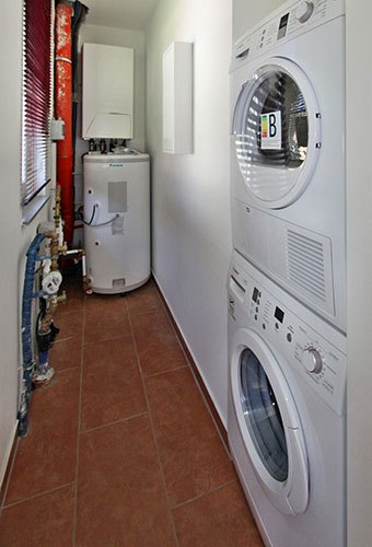 Waschmachine und Trockner im Heizungsraum