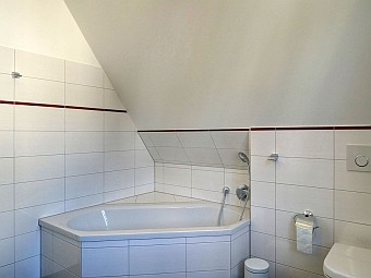 Bad mit Dusche, WC und Eckbadewanne im Dachgeschoss
