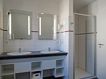 Das Bad mit Dusche und Eckbadewann im Dachgeschoss